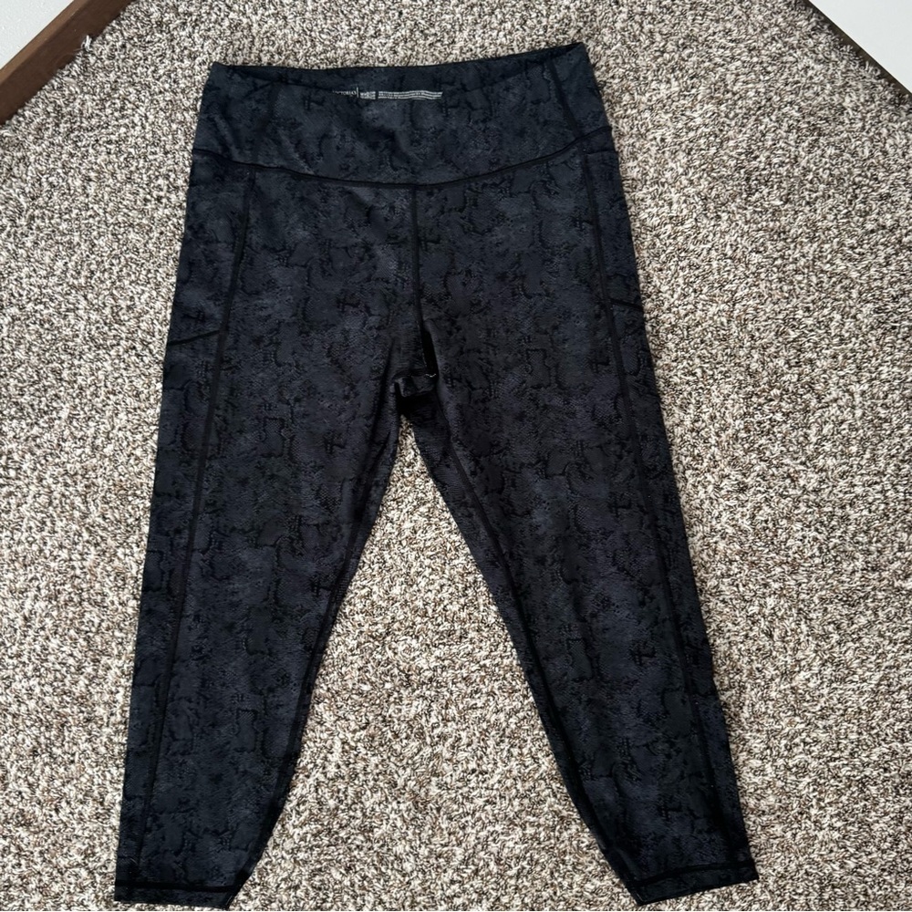 Victoria’s Secret Active Leggings
Size XL Short